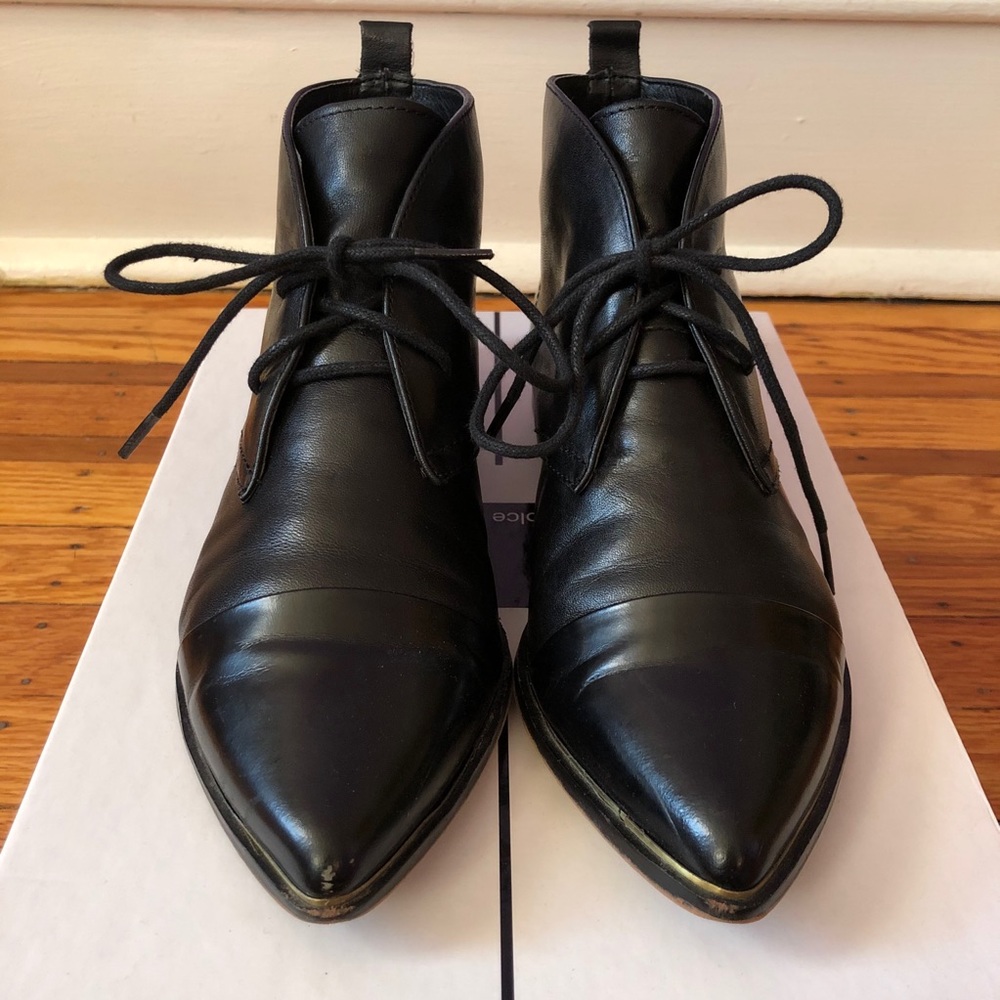 Dolce Vita “Gala” Ankle Boot - Black - size 7